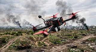 Jeszcze kilka lat temu wojna dronów kojarzyła się głównie z Ukrainą. Dziś tanie bezzałogowce zmieniają sposób prowadzenia konfliktów od Afryki po Azję, a państwa i firmy inwestują miliardy dolarów w technologie, które mają je wykrywać i neutralizować.