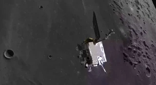 NASA sfotografowała krater po Falconie 9. Widać świeżą skałę