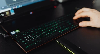 Taki laptop ma dziś dla ucznia najwięcej sensu. Nawet jeśli nie gra