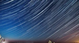 Jasny Perseid zostawił smugę? To nie jest zwykły dym