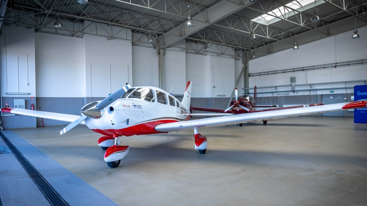 Kupili samolot za 2 mln zł. Ma nauczyć pilotów latać na ślepo