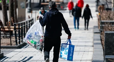 Polacy dorabiają na butelkach. Co czwarty schyla się po wyrzucone opakowania z kaucją