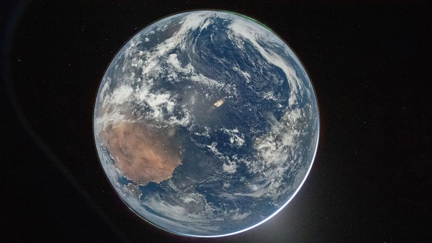 Łazik NASA Perseverance uchwycił z powierzchni Marsa moment, w którym Ziemia zniknęła za jego większym księżycem Fobosem. To pierwszy raz w historii, gdy człowiek z powierzchni innej planety zarejestrował zakrycie Ziemi przez inny obiekt kosmiczny.