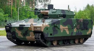 Mamy to! Po latach zapowiedzi zaprezentowano wreszcie jeżdżący Ciężki Bojowy Wóz Piechoty. To w pełni polska konstrukcja stworzona przez nasz przemysł zbrojeniowy i naszych inżynierów.