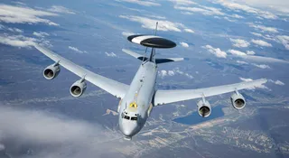 Przesmyk suwalski pozostaje jednym z najbardziej zapalnych punktów na wschodniej flance NATO. Sojusz skierował w ten region latający radar AWACS, a minister Radosław Sikorski ostrzega, że Rosja nie zrezygnowała z planów utworzenia korytarza lądowego do Królewca.