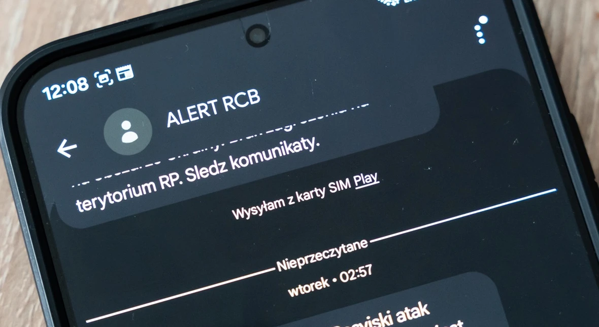 Image for Dostajesz Alert RCB w pracy i co dalej? Polska w trybie "jakoś to będzie"