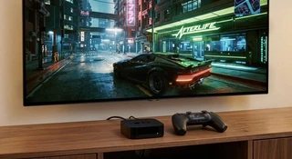 Gra Cyberpunk 2077 na ekranie telewizora oraz przystawka Apple TV i czarny kontroler do gier na drewnianej szafce RTV