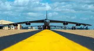 Stary B-52 dostanie nową broń jądrową. USA ruszają z LRSO