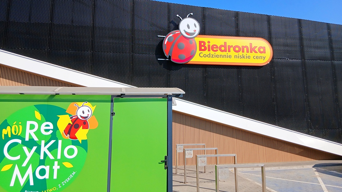 Biedronka zlikwiduje kolejki do butelkomatów. Czekaliśmy na to rok