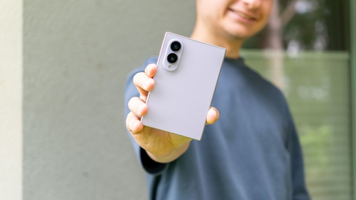 IPhone Duo miał zmieść konkurencję. Zamiast tego napędził klientów Samsungowi
