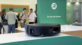 Nadjeżdża topowa Roomba Max 876. Rozwijaj czerwony dywan