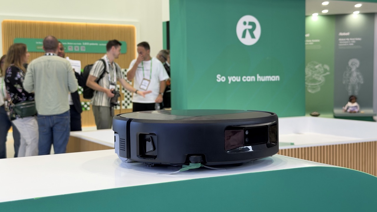 Nadjeżdża topowa Roomba Max 876. Rozwijaj czerwony dywan