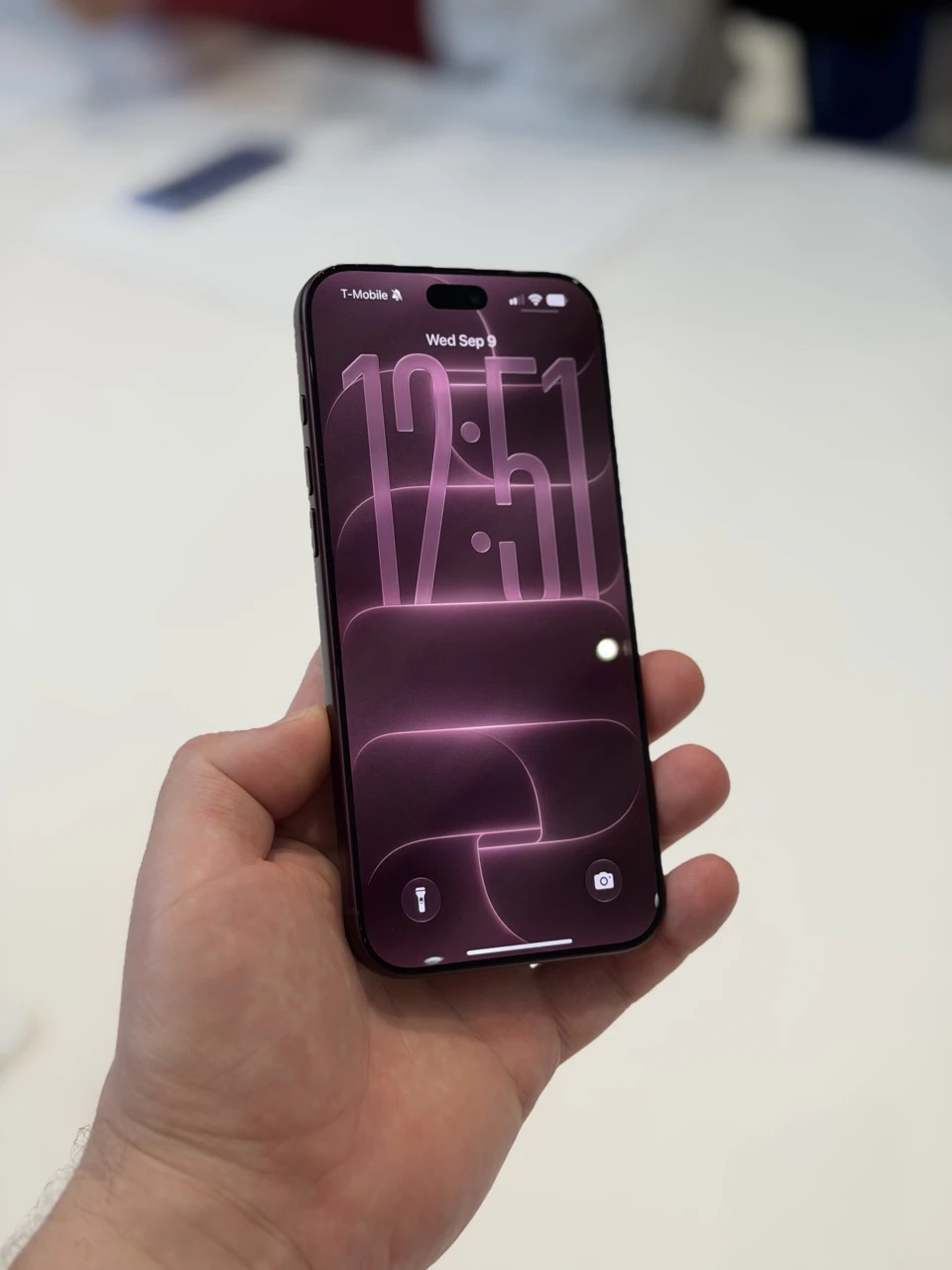 https://cdn-sw.spidersweb.pl/2026/09/iphone-18-pro-max-2026-burgundy-02.jpeg
