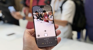 Miałem w rękach iPhone’a 18 Pro. Nowy aparat jest kapitalny, a kolor burgundowy kradnie show