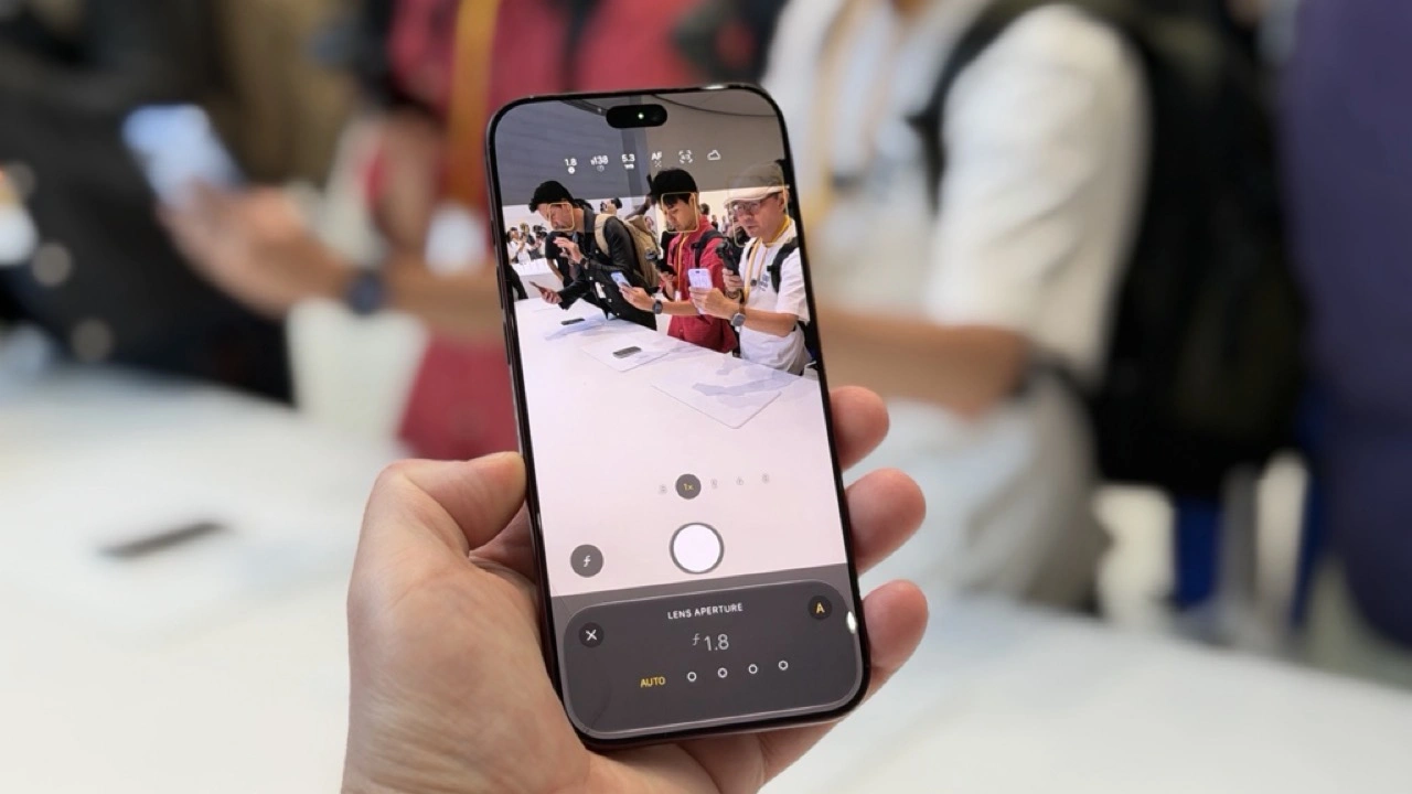 Miałem w rękach iPhone’a 18 Pro. Nowy aparat jest kapitalny, a kolor burgundowy kradnie show