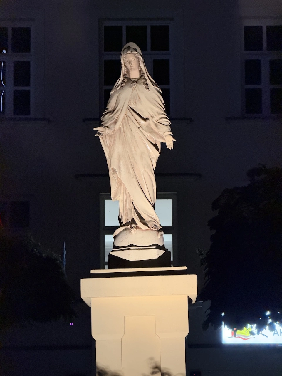 iPhone 18 Pro Max sample photo, noc 4x