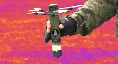 Japoński dron bojowy jest wielkości latarki. Żołnierz wyciąga go z tuby