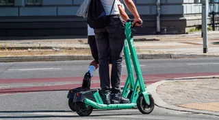 Policja publikuje mocne nagranie. Hulajnoga wjeżdża w samochód