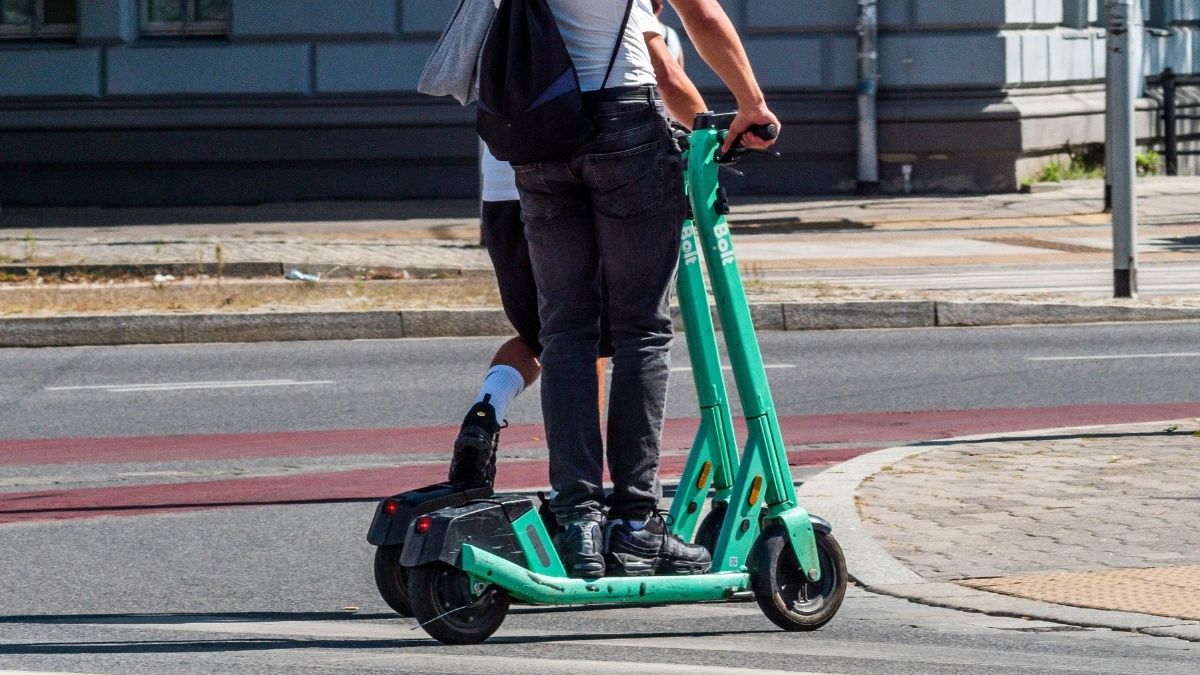 Policja chce, abyś zobaczył mocne wideo. Może do akolitów hulajnóg coś trafi
