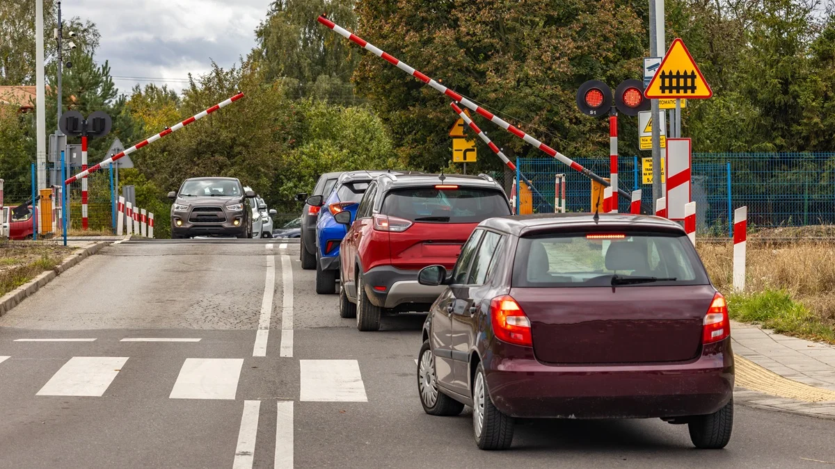 Pociągi zwolnią do 20 km/h. Maszyniści mają dość cwaniaków za kółkiem igrających ze śmiercią