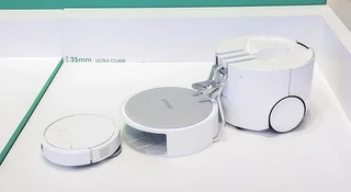 Roomba Duo zabiera na pokład mniejszą Roombę i opuszcza ją mechanicznym ramieniem