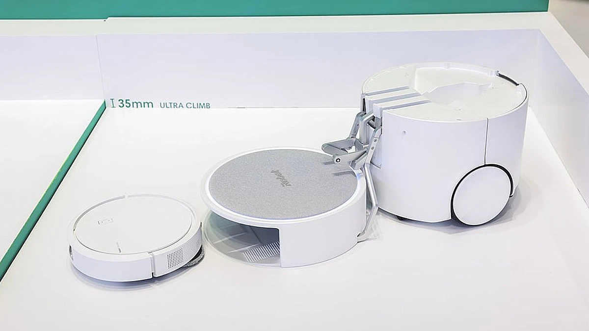 Roomba Duo zabiera na pokład mniejszą Roombę i opuszcza ją mechanicznym ramieniem