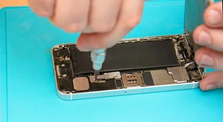 Unia kazała pokazać, jak naprawić smartfon. 80 proc. modeli nie spełnia wymagań
