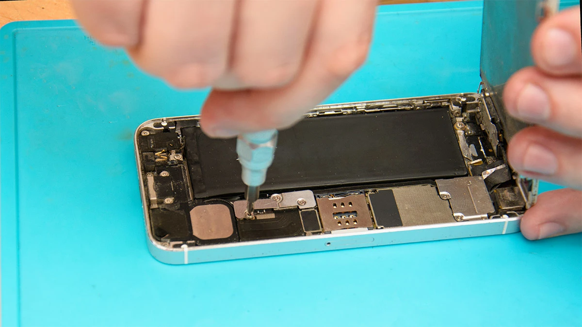 Unia kazała pokazać, jak naprawić smartfon. 80 proc. modeli nie spełnia wymagań