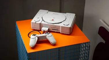 Lego odtworzyło kultowe PlayStation. W środku ukryto niespodziankę