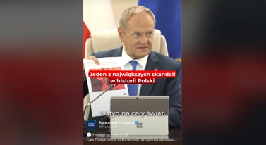Premier Polski macha kartką. Widać na niej biedę