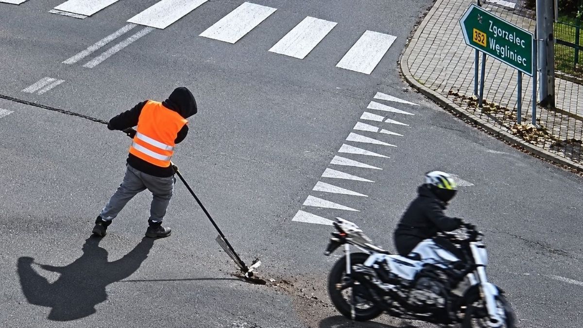 Udawali fachowców, a robili skok na miedź. „Wytargali kabel już z połowy miasta”