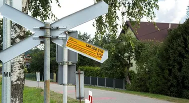 Widzisz żółtą naklejkę na przejeździe? Tego lata zatrzymała 91 pociągów