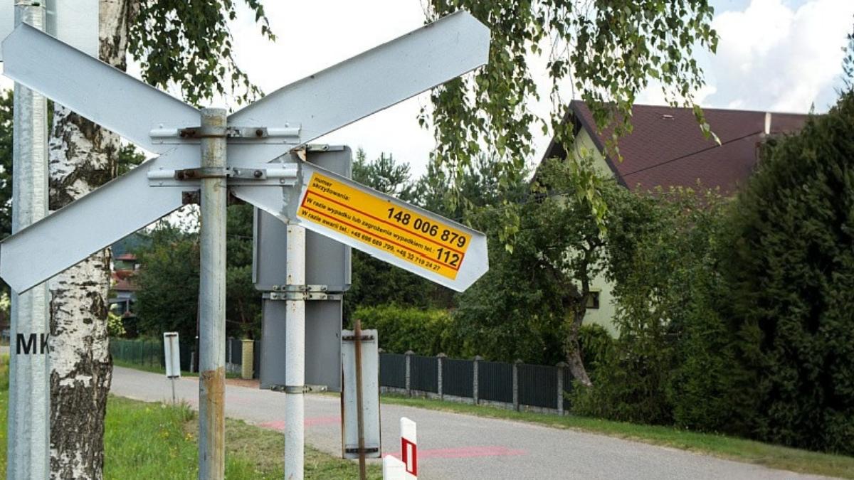 Widzisz żółtą naklejkę na przejeździe? Tego lata zatrzymała 91 pociągów