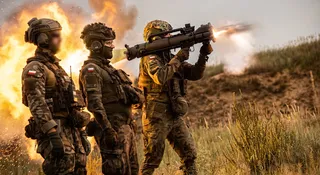 Polska armia otrzymała nową partię szwedzkich granatników przeciwpancernych Carl-Gustaf M4. To nowoczesna broń, jedna z najlepszych na świecie, która może niszczyć pojazdy opancerzone i przebijać się przez umocnienia.
