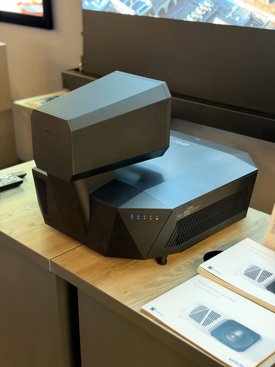 https://cdn-sw.spidersweb.pl/2026/10/Epson-EH-QL7000W-1.jpeg
