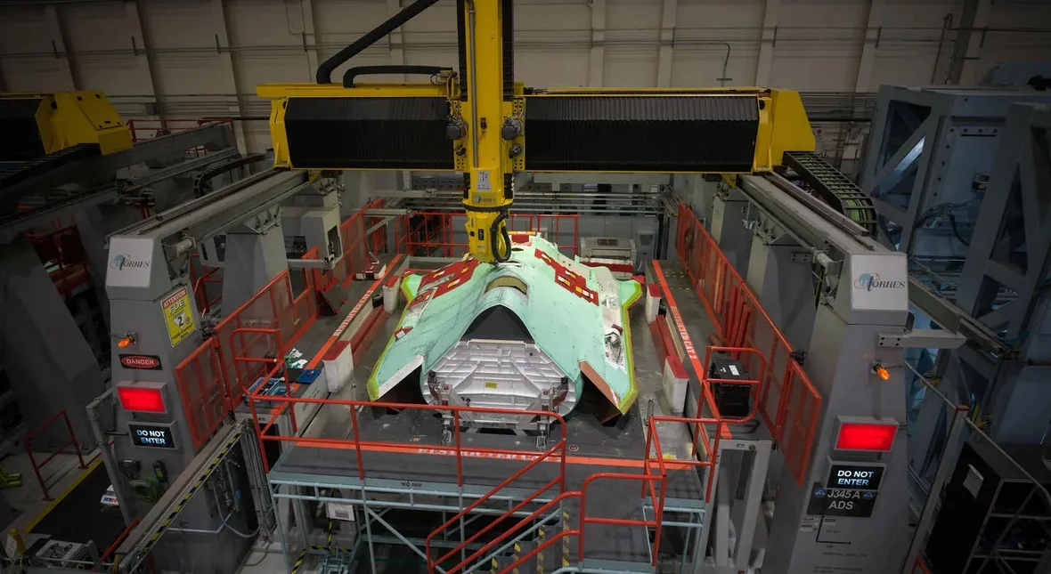 Image for F-35 zbudują teraz roboty. "Tną czas pracy z godzin do minut"