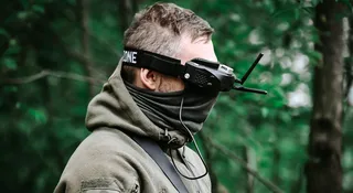 Wojsko Polskie chce by żołnierze mogli sterować za pomocą jednego urządzenia dronami latającymi, naziemnymi i pływającymi. Do opracowania autopilota i oprogramowania zgłosiło się siedem firm.
