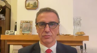 Poseł Jarosław Sachajko korzysta w Sejmie z chińskich inteligentnych okularów Even Realities G2. Wyposażone są one w mikrofony, więc sprawa wywołała obawy dotyczące bezpieczeństwa danych i informacji przekazywanych np. na tajnych posiedzeniach parlamentu.