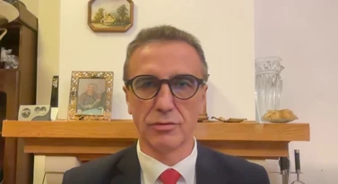 Poseł czyta z okularów, a Chińczycy słuchają. Jest afera o gadżet Jarosława Sachajki