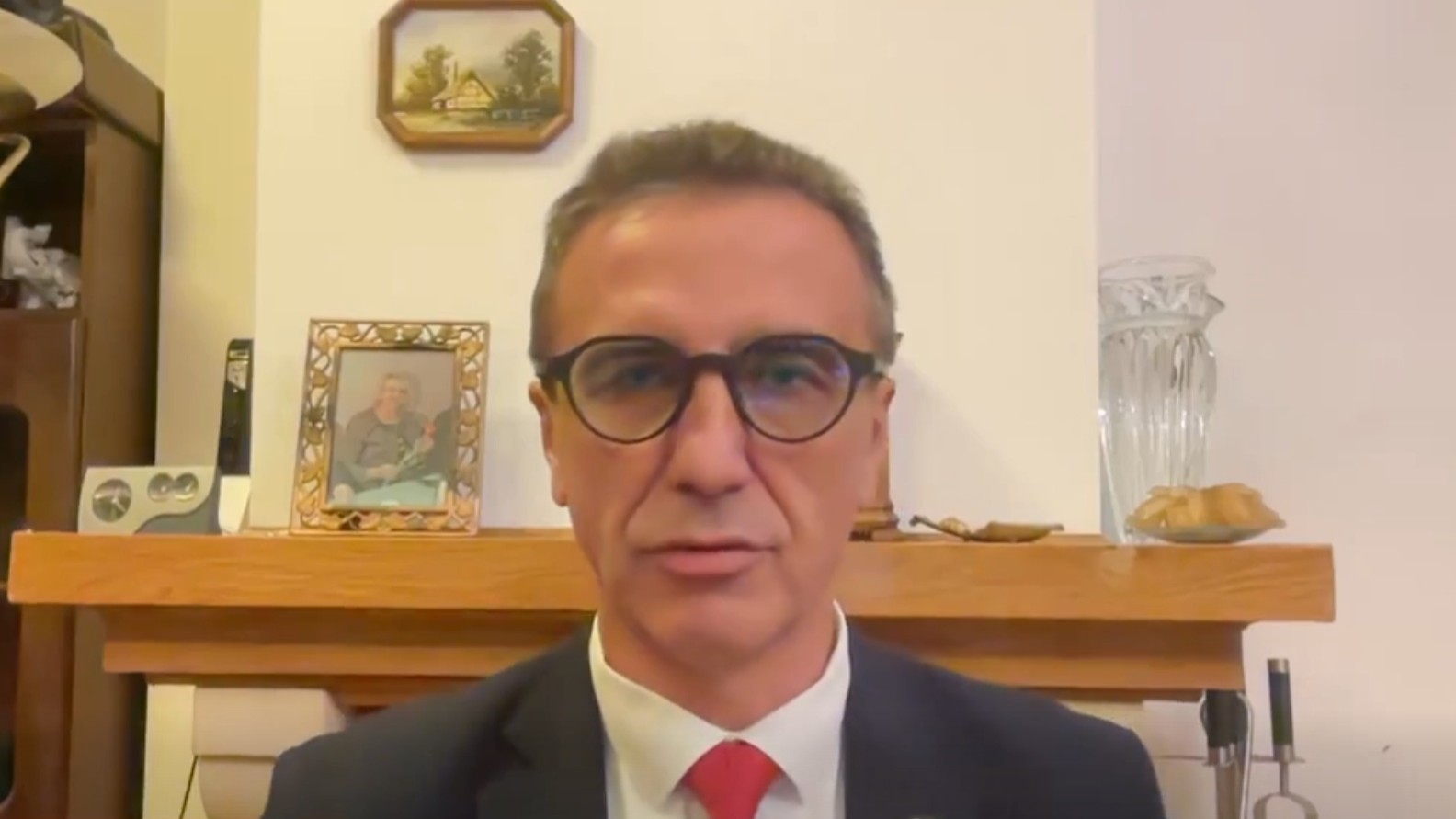 Poseł czyta z okularów, a Chińczycy słuchają. Jest afera o gadżet Jarosława Sachajki