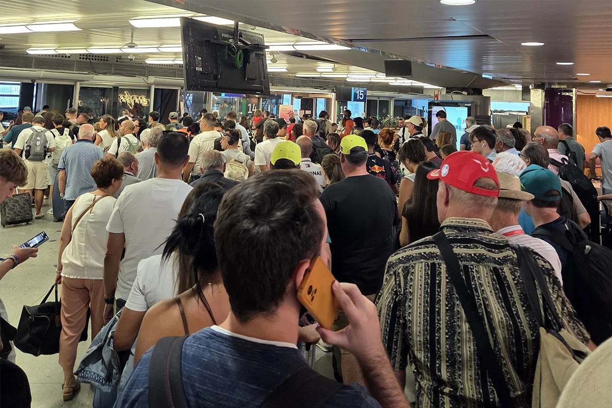 Dworzec Madrid Puerta de Atocha - osoby oczekujące na informacje o peronie odjazdu swoich pociągów