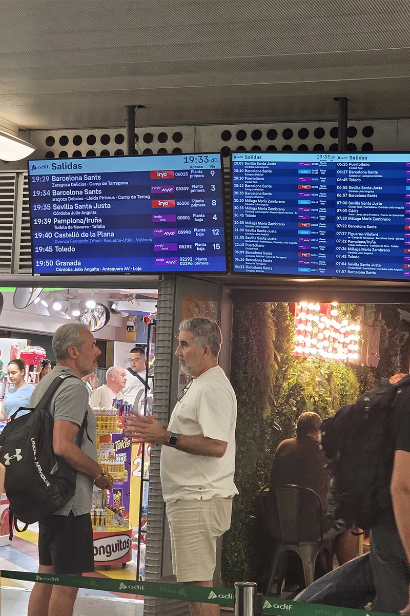 Dworzec Madrid Puerta de Atocha - tablica (ok, telewizor) z informacjami o najbliższych odjazdach