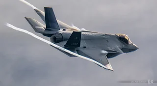 Do Polski trafił nowy F-35A. Dziewiąty polski Husarz jest wyjątkowy, bo po raz pierwszy został zbudowany nie w Stanach Zjednoczonych, lecz w Europie. Samolot o numerze 3517 powstał we włoskim Cameri, przeszedł tam testy i pod koniec lipca odbył swój pierwszy lot. Teraz rozpoczął nowy etap służby w 32 Bazie Lotnictwa Taktycznego w Łasku.