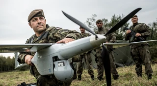 Pierwsze drony FlyEye z kontraktu zawartego w maju trafiły właśnie do Wojska Polskiego. Zakup bezzałogowców sfinansowany został z pieniędzy unijnego SAFE.