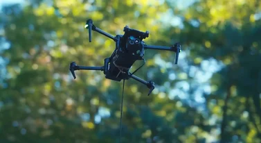 Dron na kablu. Może latać godzinami