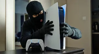 Konta PlayStation Network narażone na nowy typ ataków. Cyberprzestępcy wykorzystują PlayStation Family, aby dodawać nieautoryzowanych członków do kont PSN, a następnie uzyskiwać dostęp do informacji o właścicielach i wydawać ich pieniądze. Problem jest poważny, bo pozbycie się niechcianych użytkowników może okazać się wyjątkowo trudne.