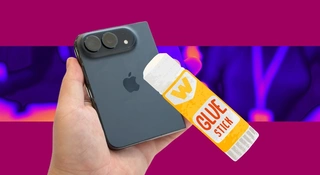 Etui iPhone'a Duo za 399 zł musisz przykleić do telefonu. Tak, taśmą klejącą.