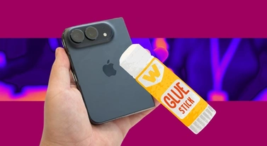 Etui iPhone'a Duo za 399 zł musisz przykleić do telefonu. Tak, taśmą klejącą.