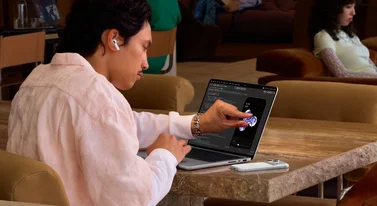 Nowy MacBook Pro OLED spełnia moje marzenie. Mogę miziać palcami po ekranie