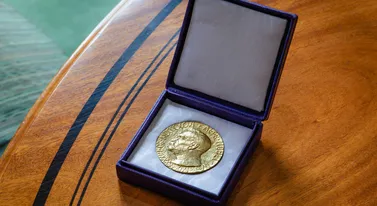 Nobel 2026 z chemii. Rozwiązali zagadkę lewych i prawych cząsteczek